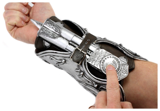 Assassin's Creed 2 - The Hidden Blade of Ezio Auditore - Role-Play Gauntlet Replica